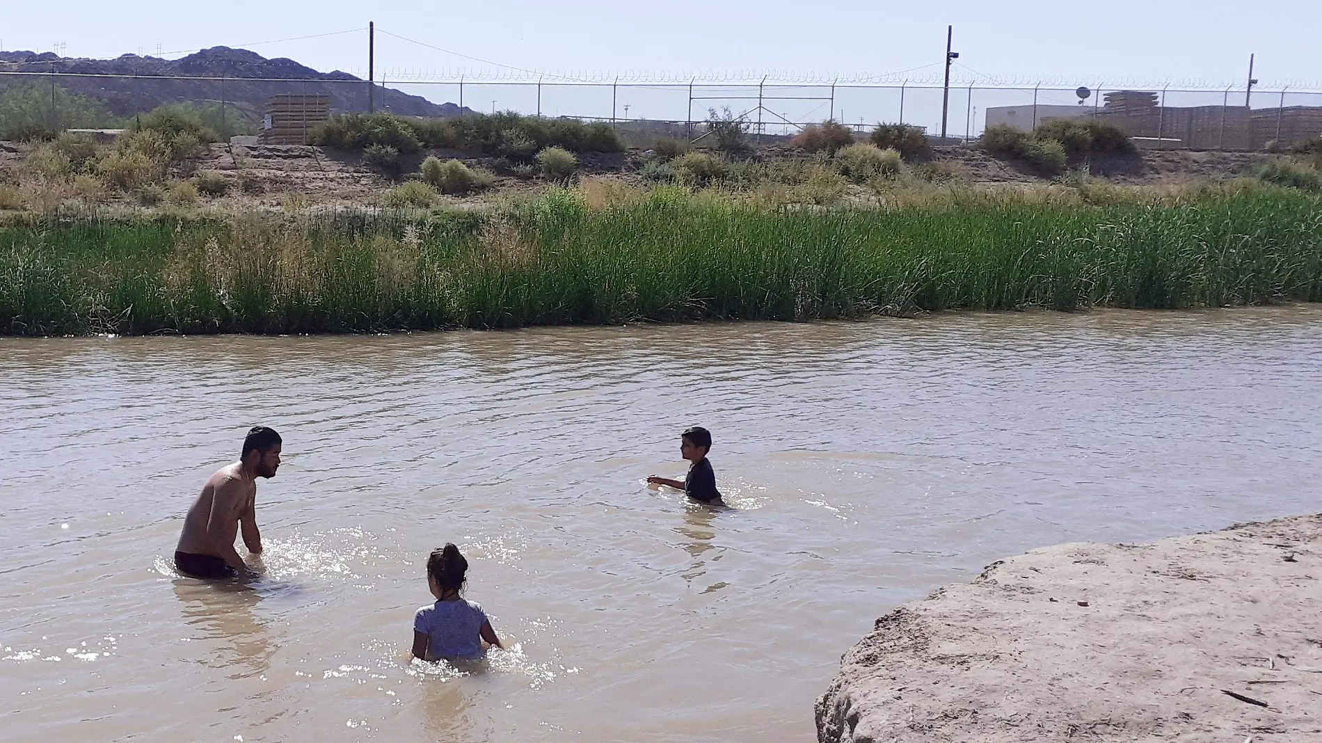 familia en el rio. olga casas (2)